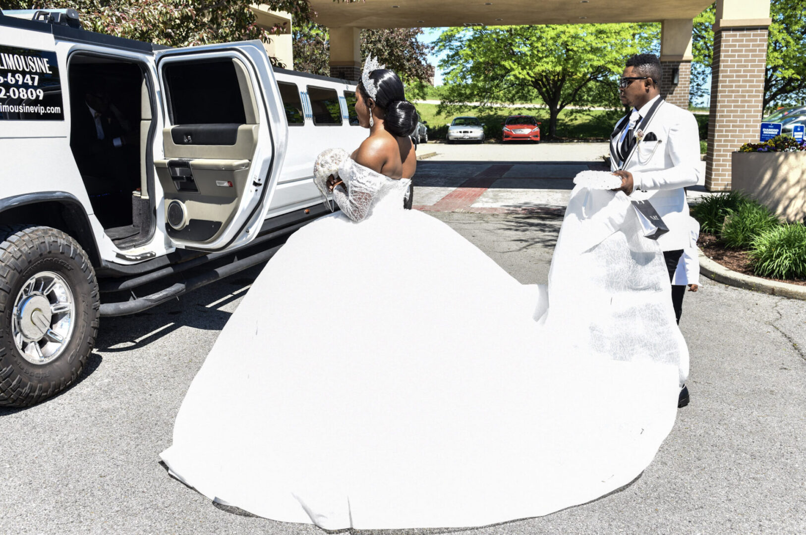 bride going inside the bridal car