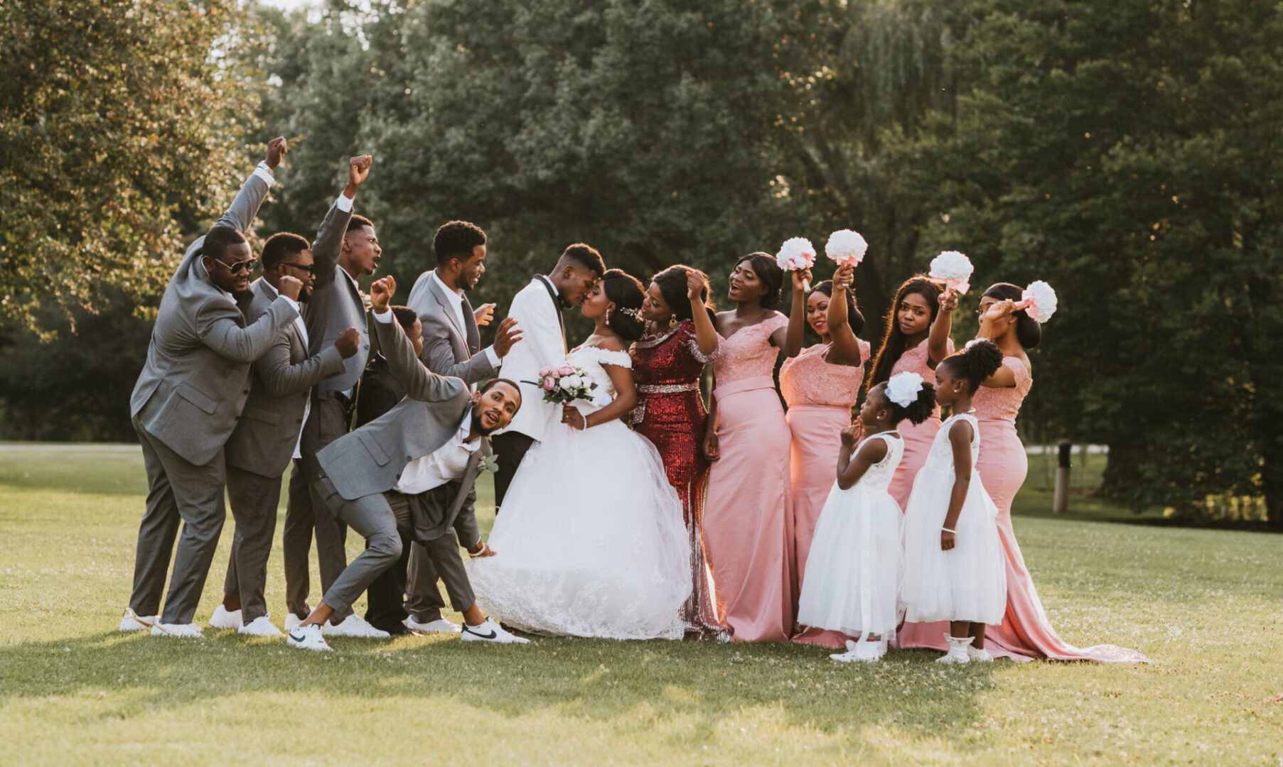 wedding entourage photo with bridesmaids, groomsmen, and flower girls